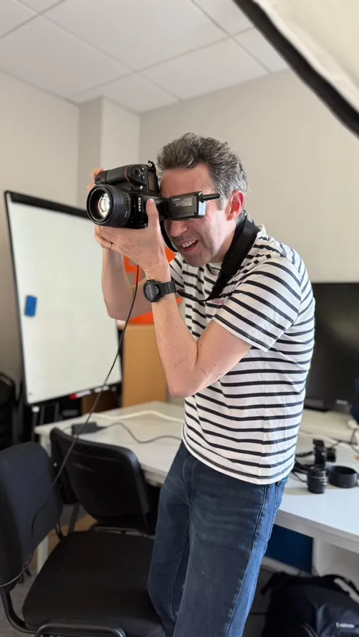 Adrien Lacour, photographe corporate, en configuration studio mobile pour des portraits d'équipe de cabinet