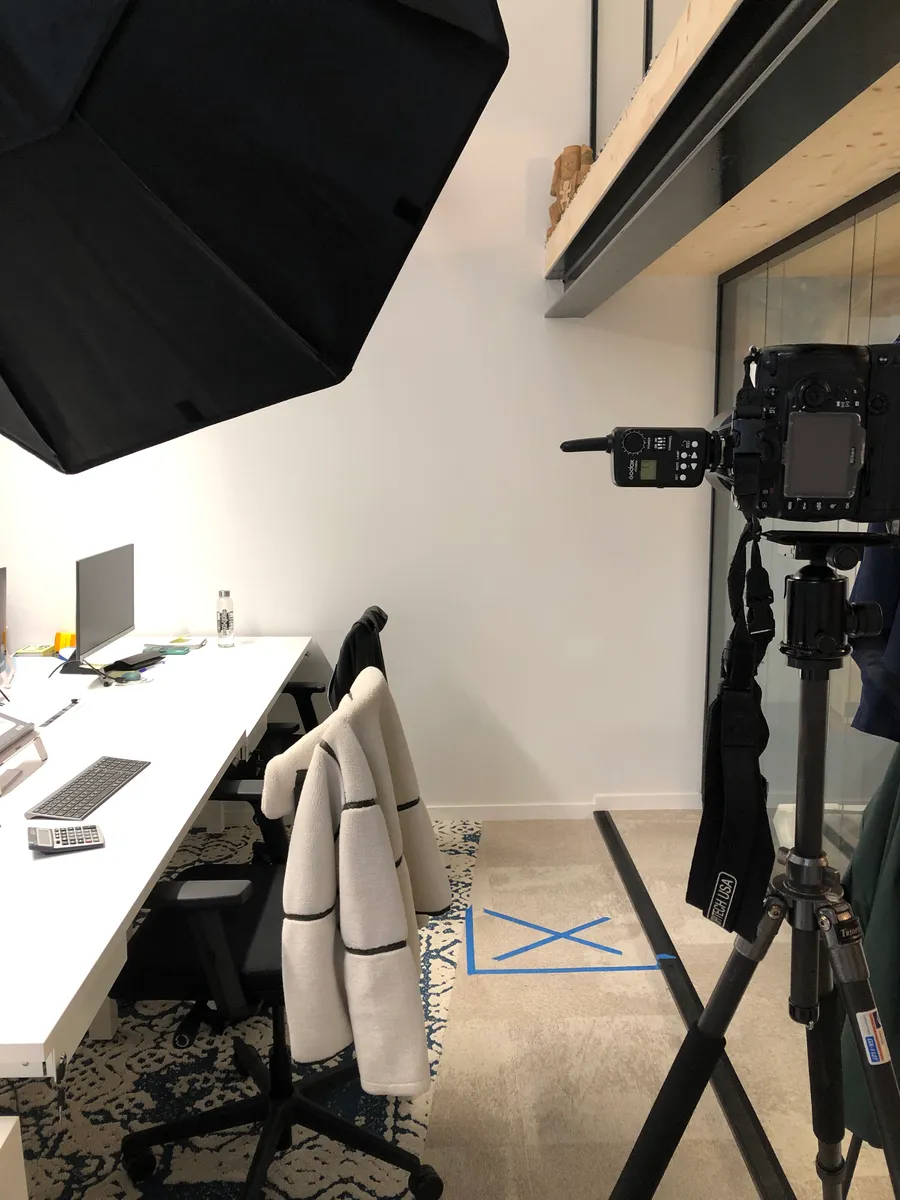 Studio mobile déployé en salle de réunion pour des portraits d'équipe corporate à Lyon