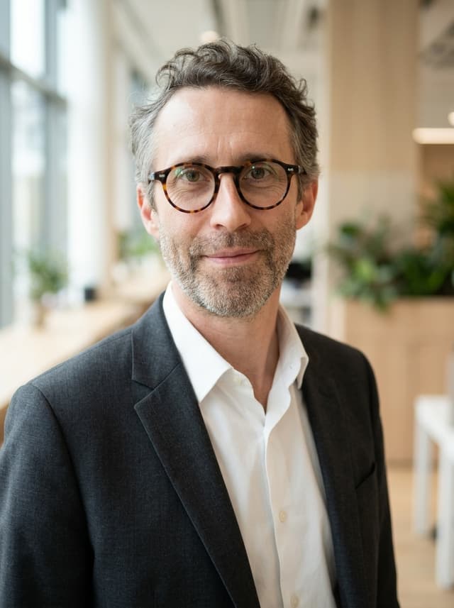 Portrait professionnel style Corporate Moderne : environnement bureau lumineux, plantes en arrière-plan